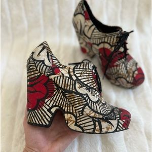 Ecoté Vintage Red and Black Abstract Flower Heels size 9
